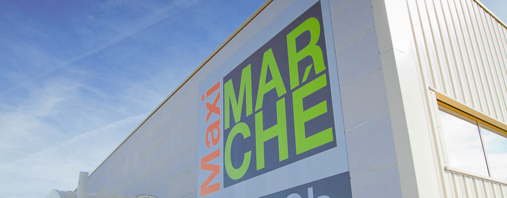 Enseigne d'un supermarché Maximarché